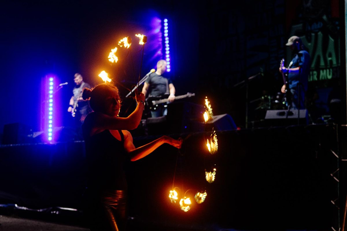 Во время выступления другой группы перед сценой показывают шоу с огнем