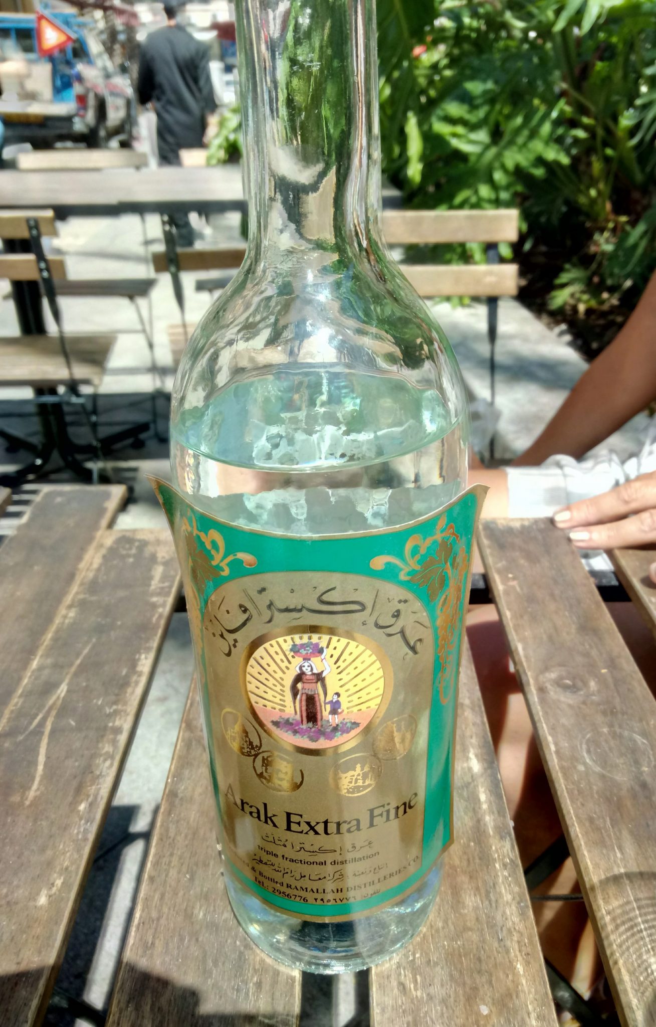 «Это лучший арак, который можно найти за пределами Ливана», - говорит Азиз Суйдан, указывая на бутылку с бирюзово-золотой этикеткой от ликеро-водочного завода Рамалла, на которой изображена женщина с корзиной, заполненной собранным виноградом
