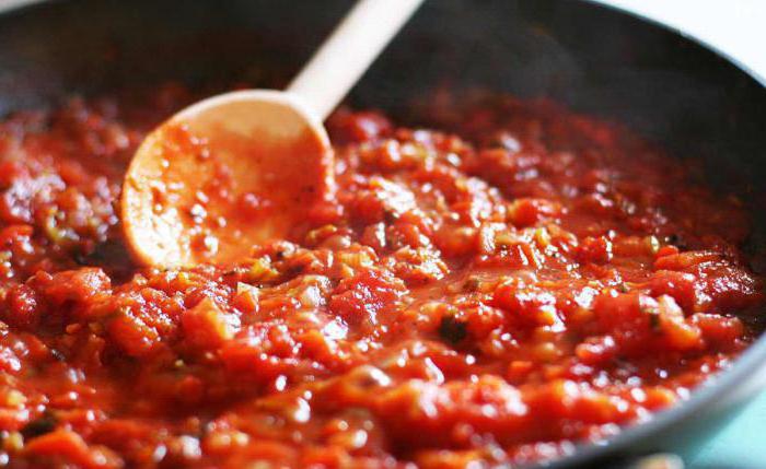 Beginnen Sie mit dem Kochen von Nudeln mit Tomatenmark