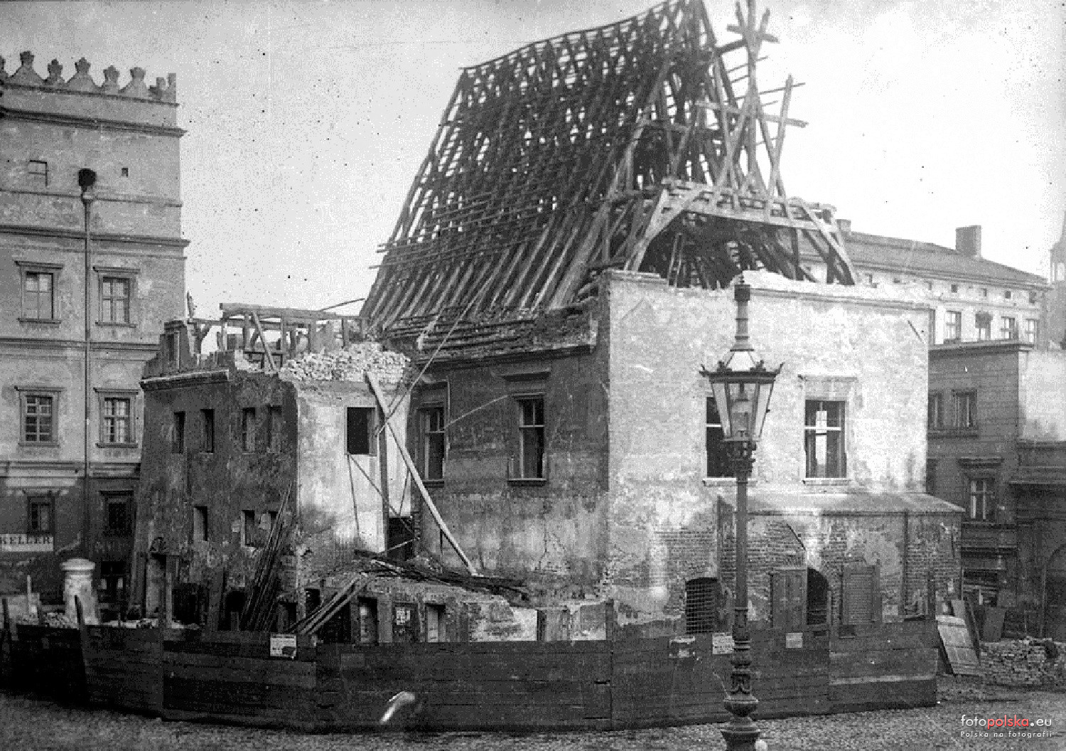 Со временем, однако, здание почти рухнуло, поэтому вместо ремонта прусские власти решили снести его