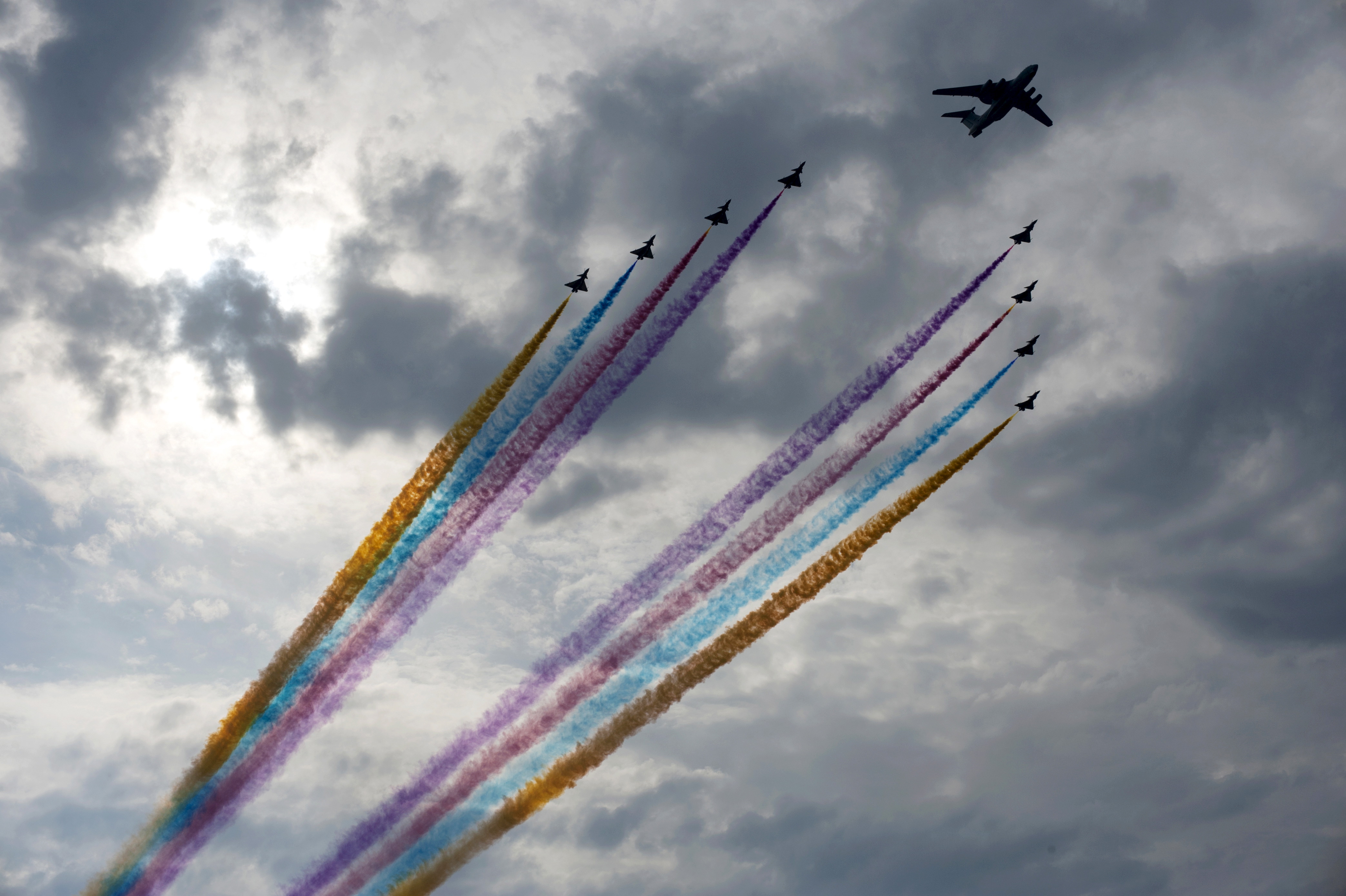 Самолеты выступают во время репетиции 23 августа 2015 года для военного парада 3 сентября в Пекине